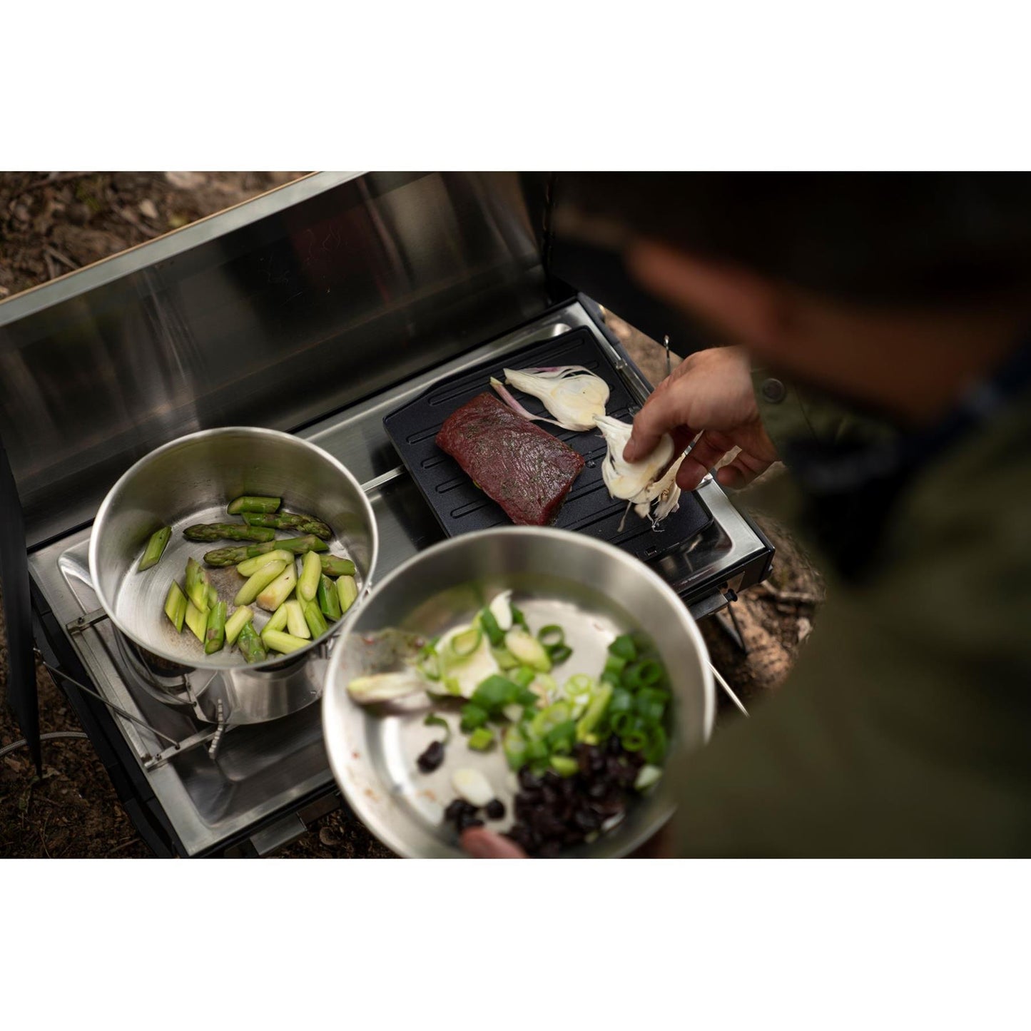 Primus CampFire grilius keramikinė danga stovyklavimui žygiams ruošiamas maistas ant grilio plokštės gamtoje.