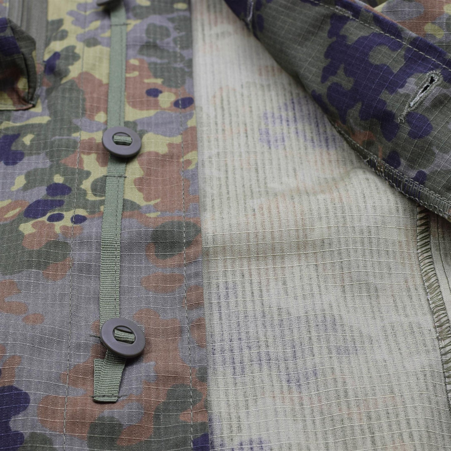 TACGEAR Vokietijos kariuomenės stiliaus švarkas Flecktarn marginimo su sagomis ir ripstop medžiaga.