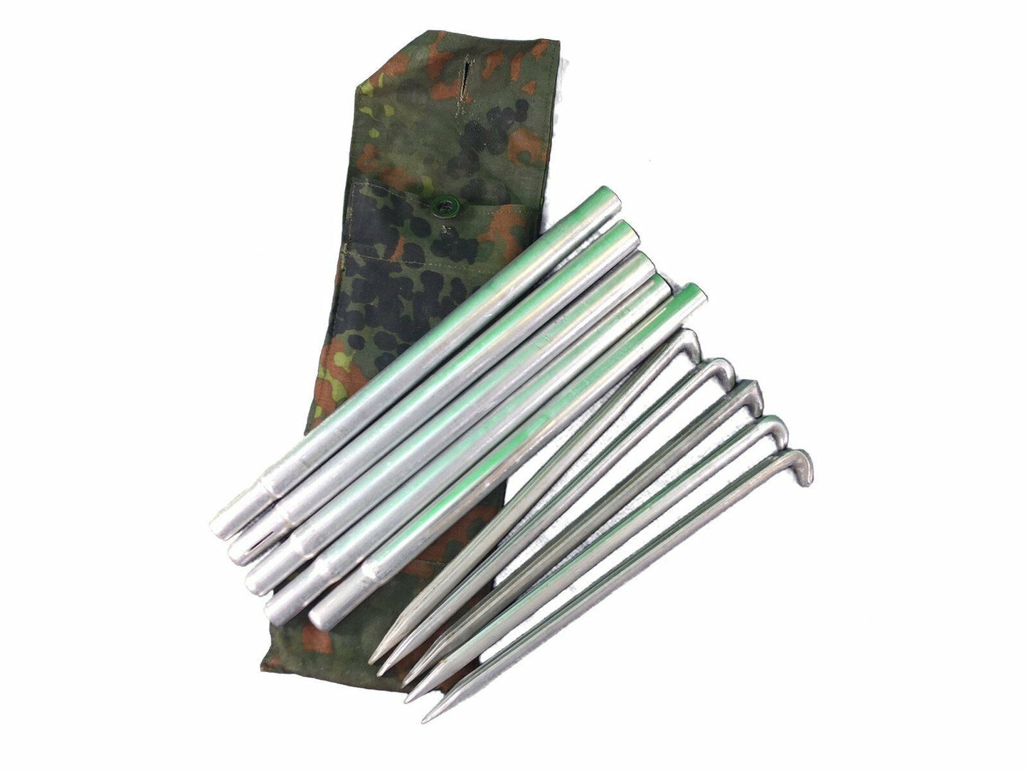 Vokietijos kariuomenės neperšlampama palapinsiaustė Flecktarn marginimo kuoliukų rinkinys patogiam naudojimui lauke.