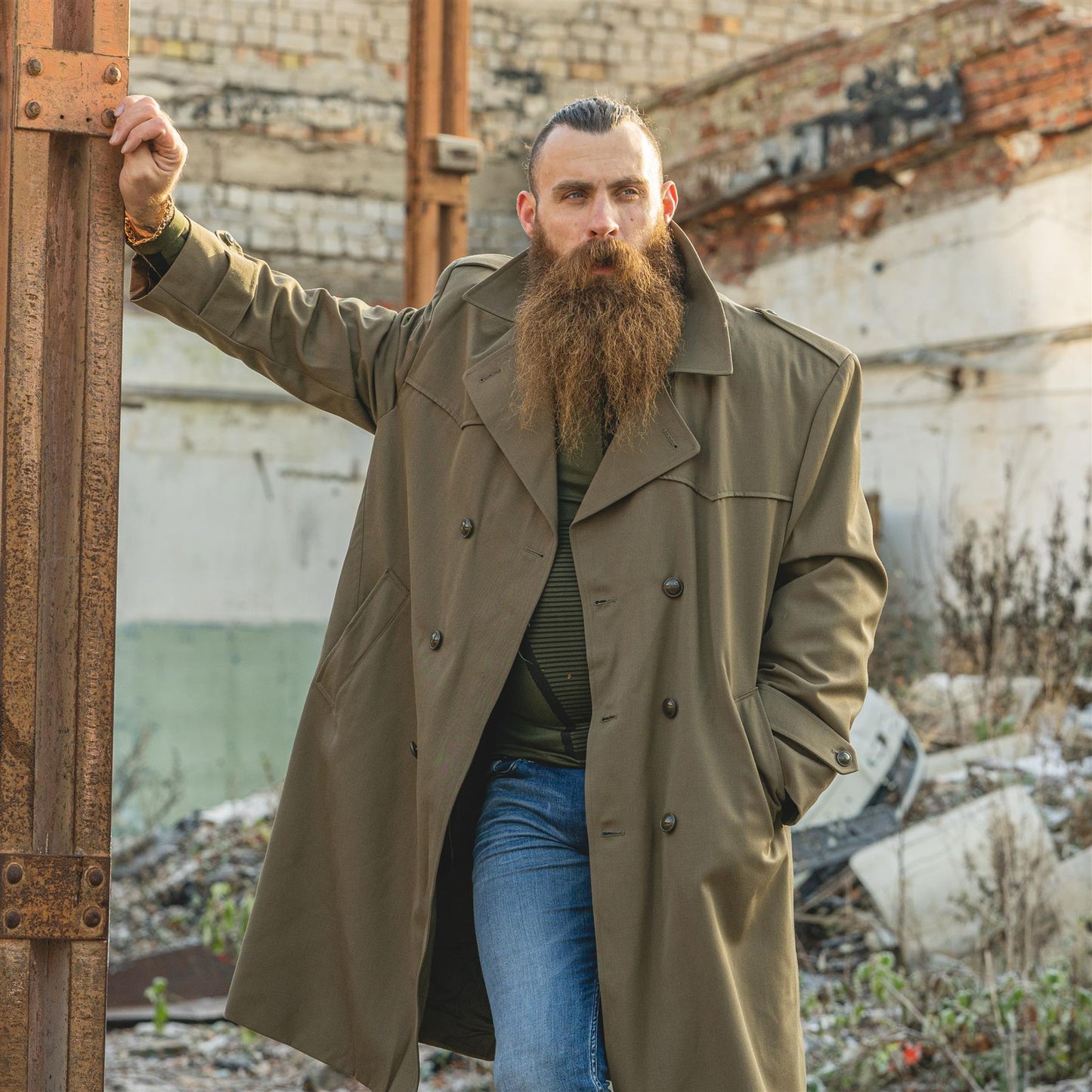 Italijos kariuomenės vintažinis puspaltis rudeniui, tvirtas ir stilingas viršutinis drabužis vėsiems orams.