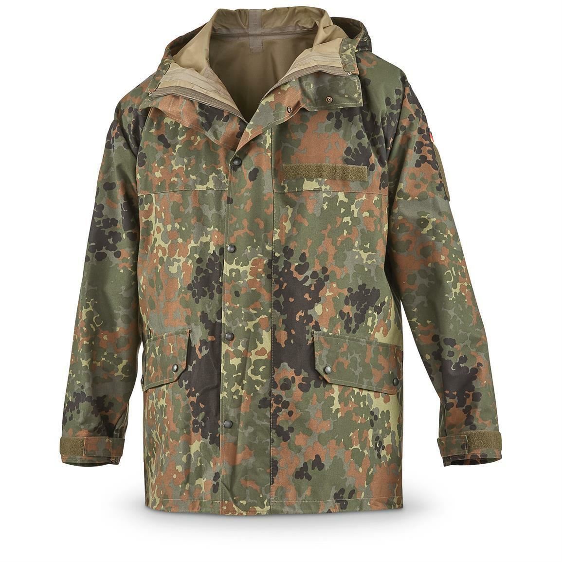 Vokietijos kariuomenės vandeniui ir vėjui atspari striukė Flecktarn marginimo su gobtuvu ir reguliuojamomis rankovėmis.
