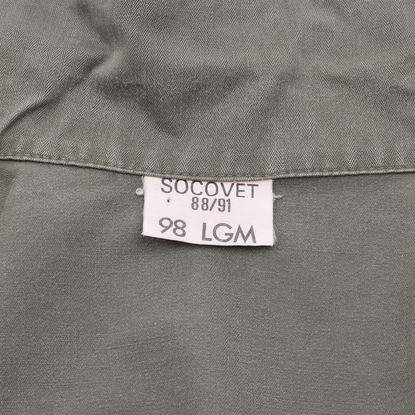 Prancūzijos kariuomenės karinis švarkas su užtrauktuku alyvuogių spalvos, patvarus medvilnės mišinys ir etiketė.