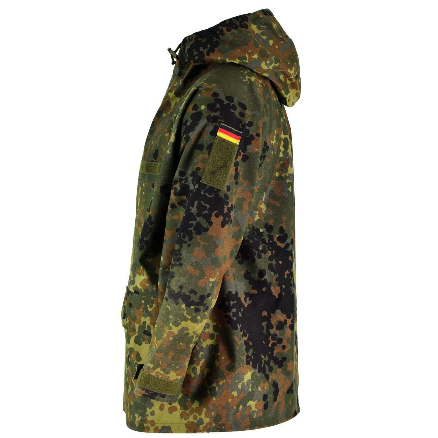 Vokietijos kariuomenės vandeniui ir vėjui atspari striukė Flecktarn marginimo su gobtuvu ir reguliuojamomis rankovėmis.