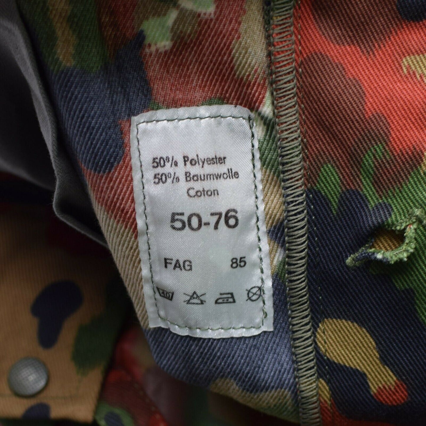 Šveicarijos kariuomenės lauko kelnės su petnešomis M70 marginimas ir audinio sudėtis 50% poliesteris, 50% medvilnė