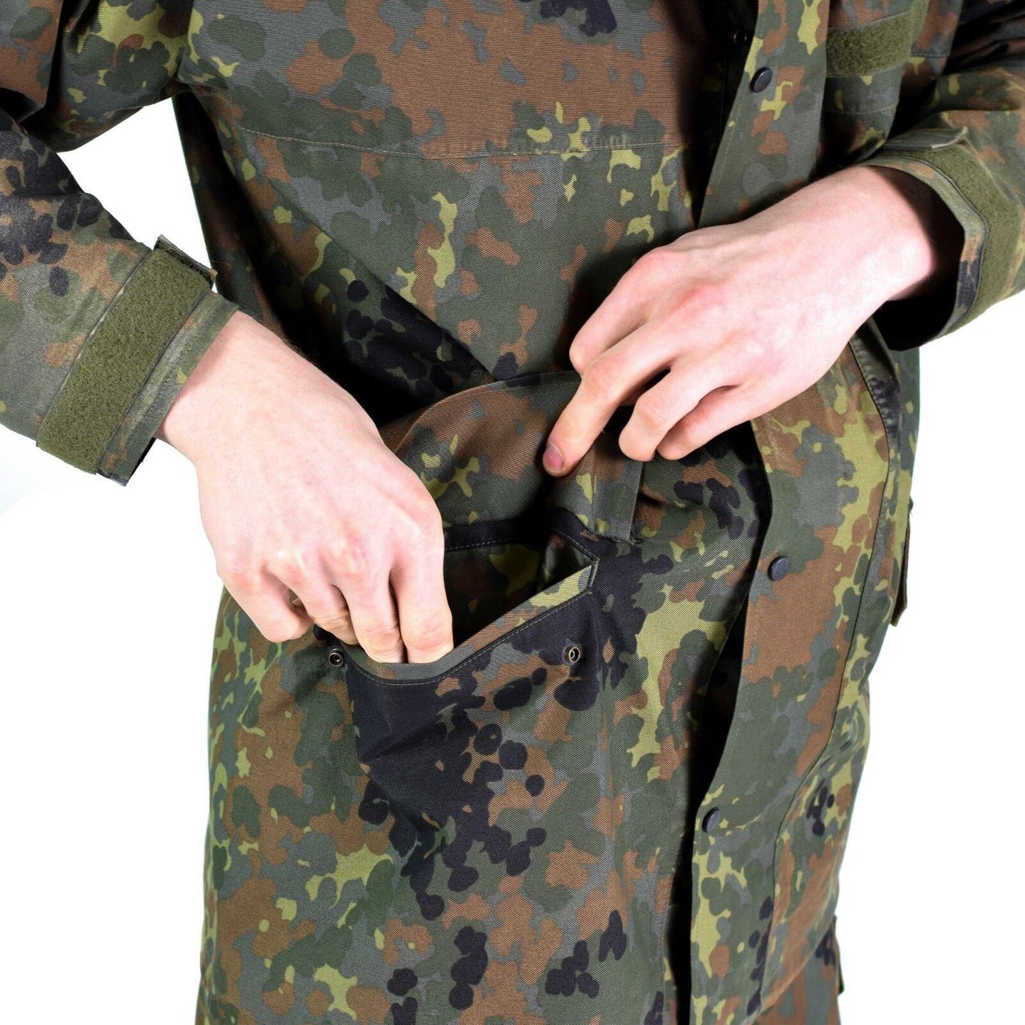 Vokietijos kariuomenės vandeniui ir vėjui atspari striukė Flecktarn marginimo, reguliuojamos rankovės ir gobtuvas.