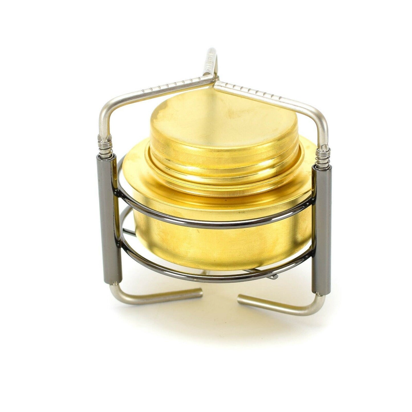 MIL-TEC Spirit Burner skystojo kūro žalvarinė trikoje viryklė stovyklavimui ir maisto gamybai gamtoje.