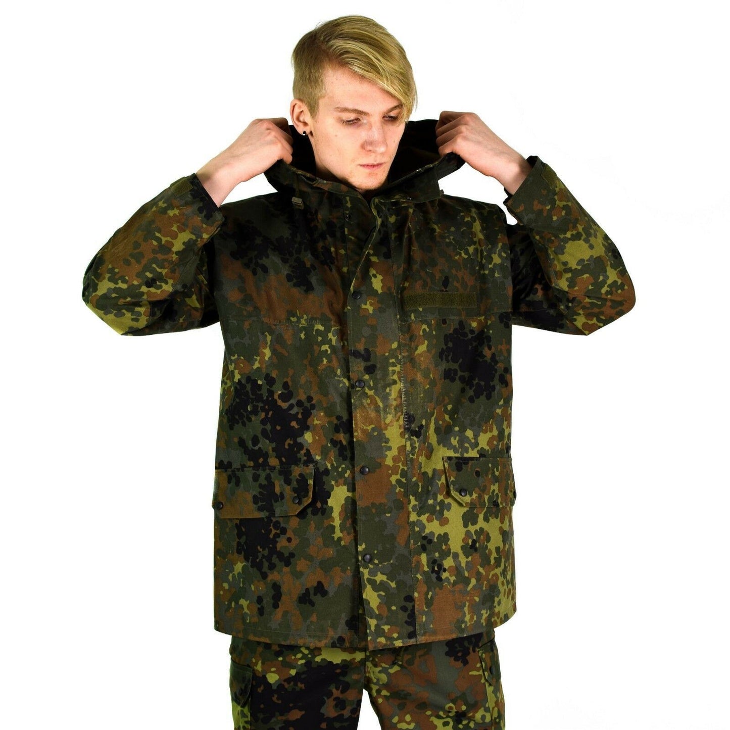 Vokietijos kariuomenės vandeniui ir vėjui atspari striukė Flecktarn marginimo su gobtuvu ir reguliuojamomis rankovėmis.