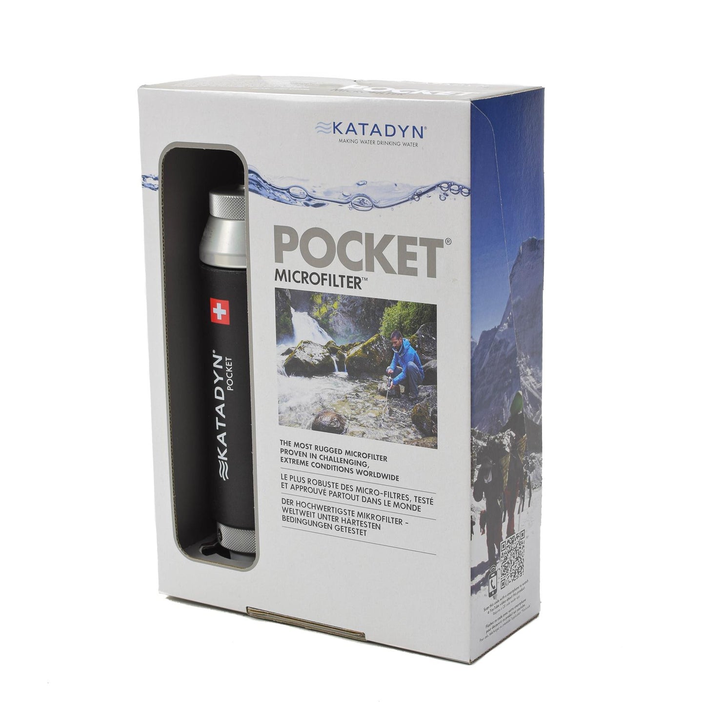 Katadyn POCKET Šveicariškas vandens valymo filtras pakavimo dėžutėje su filtro pavyzdžiu ir lauko nuotrauka.