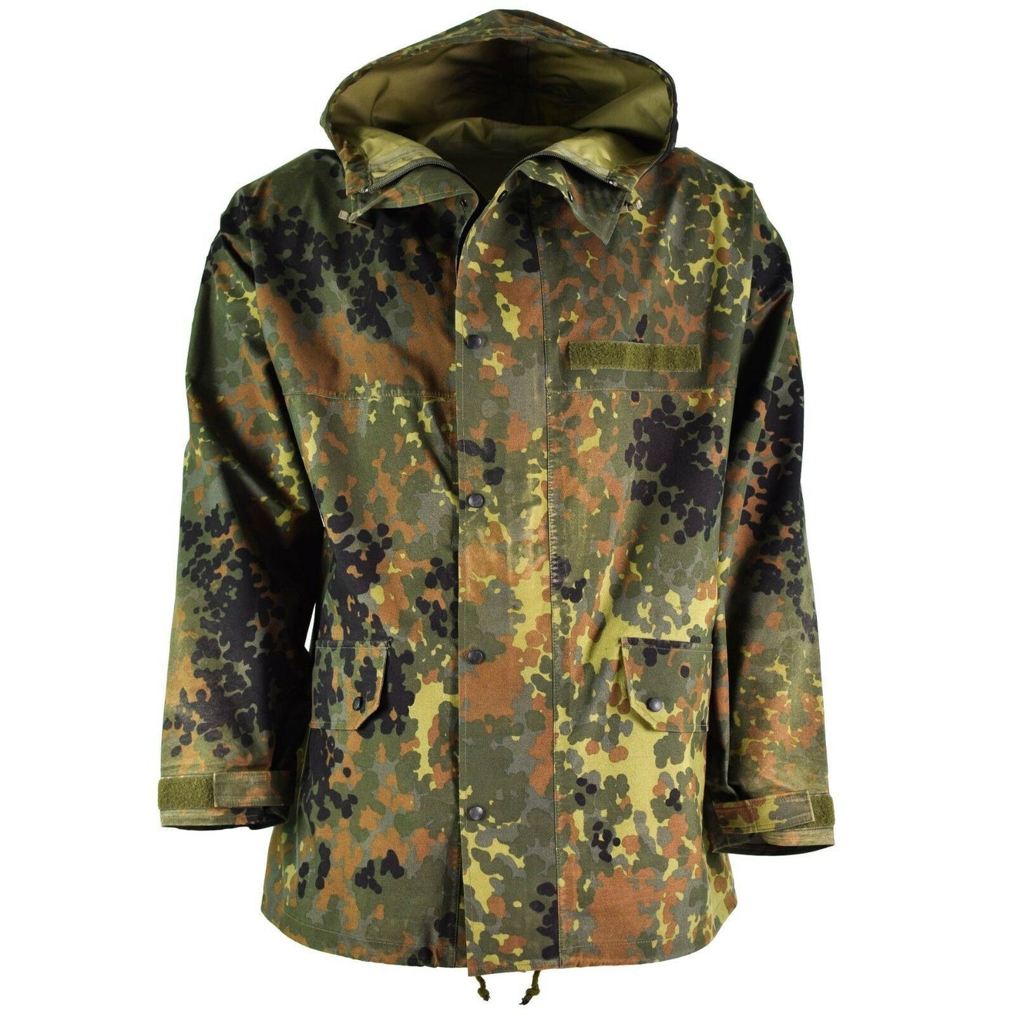 Vokietijos kariuomenės vandeniui ir vėjui atspari striukė Flecktarn marginimo su gobtuvu ir reguliuojamomis rankovėmis.