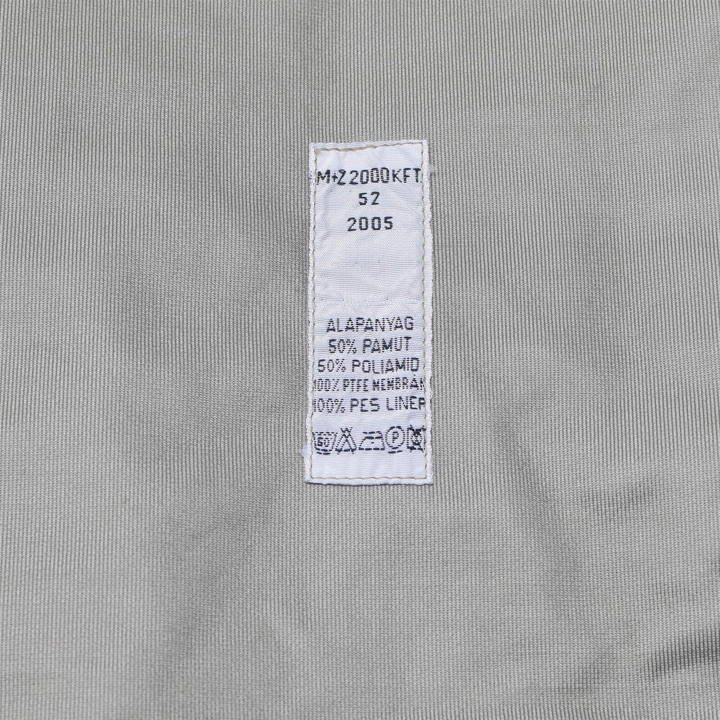 Audinio etiketė su sudėties informacija medvilnės ir nailono mišiniui, atspariam vandeniui, 2005 metų gamybos.
