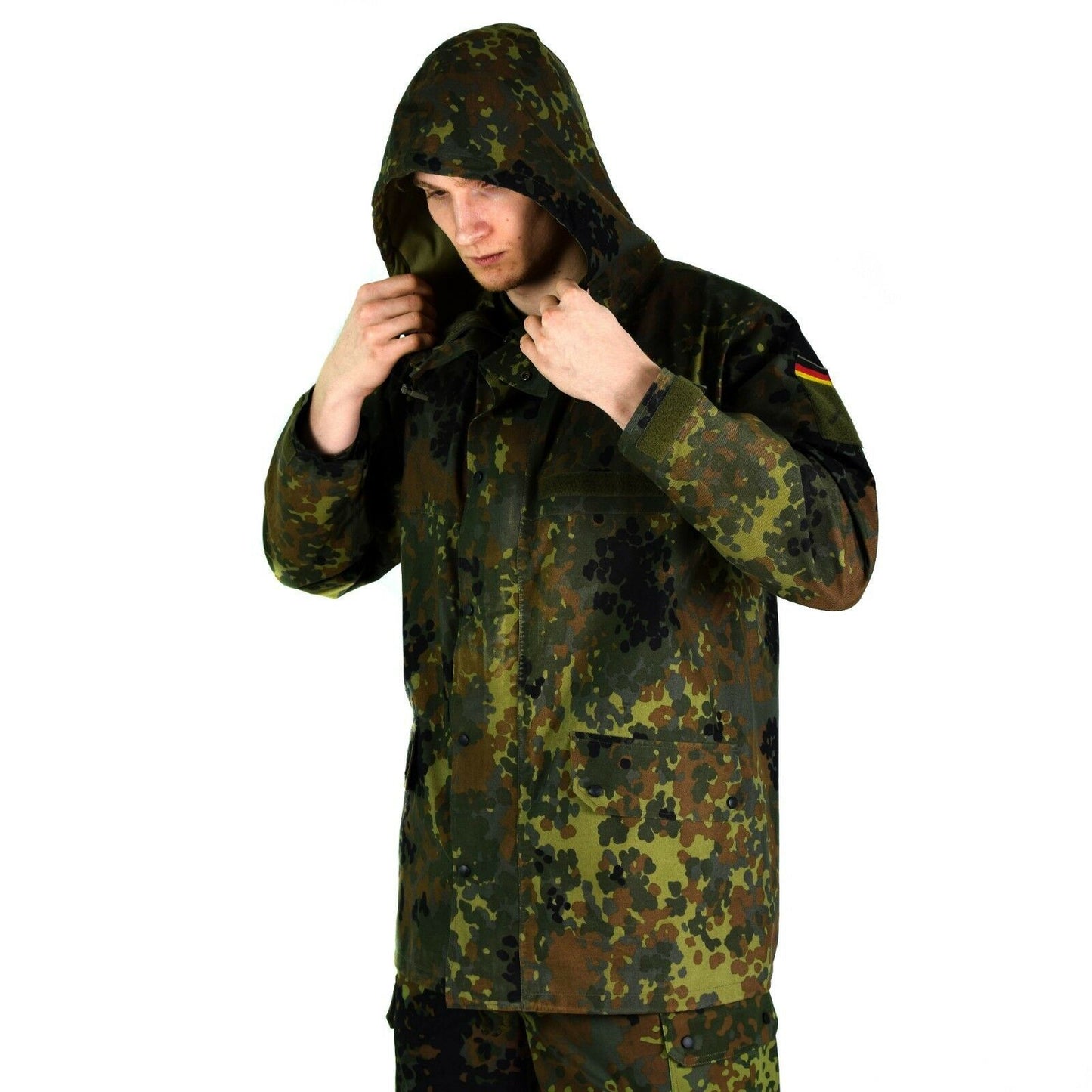Vokietijos kariuomenės vandeniui ir vėjui atspari striukė Flecktarn marginimo su gobtuvu ir reguliuojamomis rankovėmis.