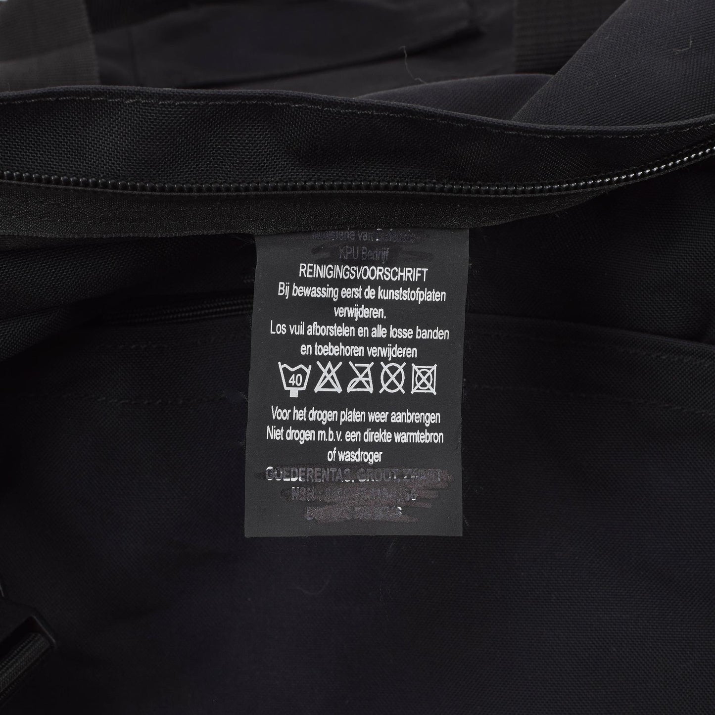 Nyderlandų kariuomenės kelioninis daiktų krepšys kuprinė Juodos spalvos, talpus ir patvarus iš 100 % poliesterio.