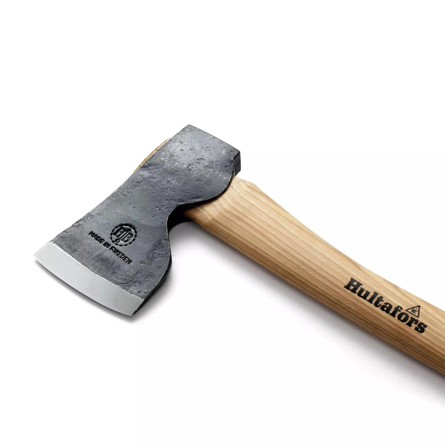 HULTAFORS Dvardala medžioklinis kirvis iš anglies plieno su ergonomiška hikorio rankena ir rankų darbo ašmenimis.
