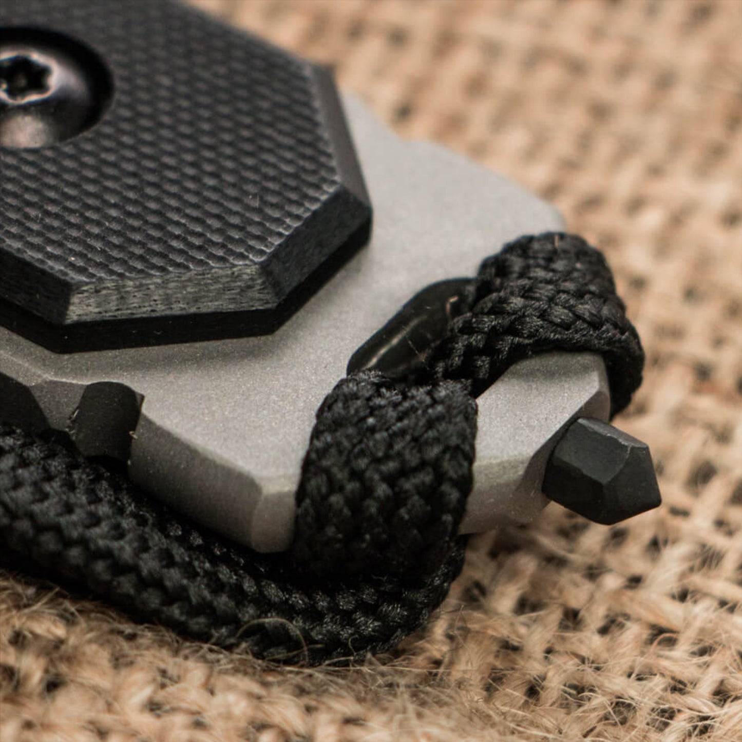 Boker Plus Cop Tool fiksuoto ašmens peilis iš 440C nerūdijančio plieno su G10 rankena ir virvelės anga.