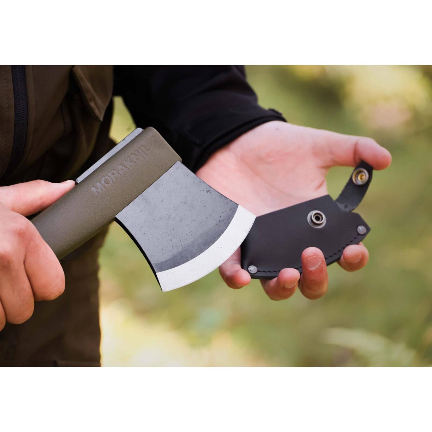 MORAKNIV kirvis su boro plieno galva ir odiniu dėklu – patvarus kapojimo įrankis lauko darbams.