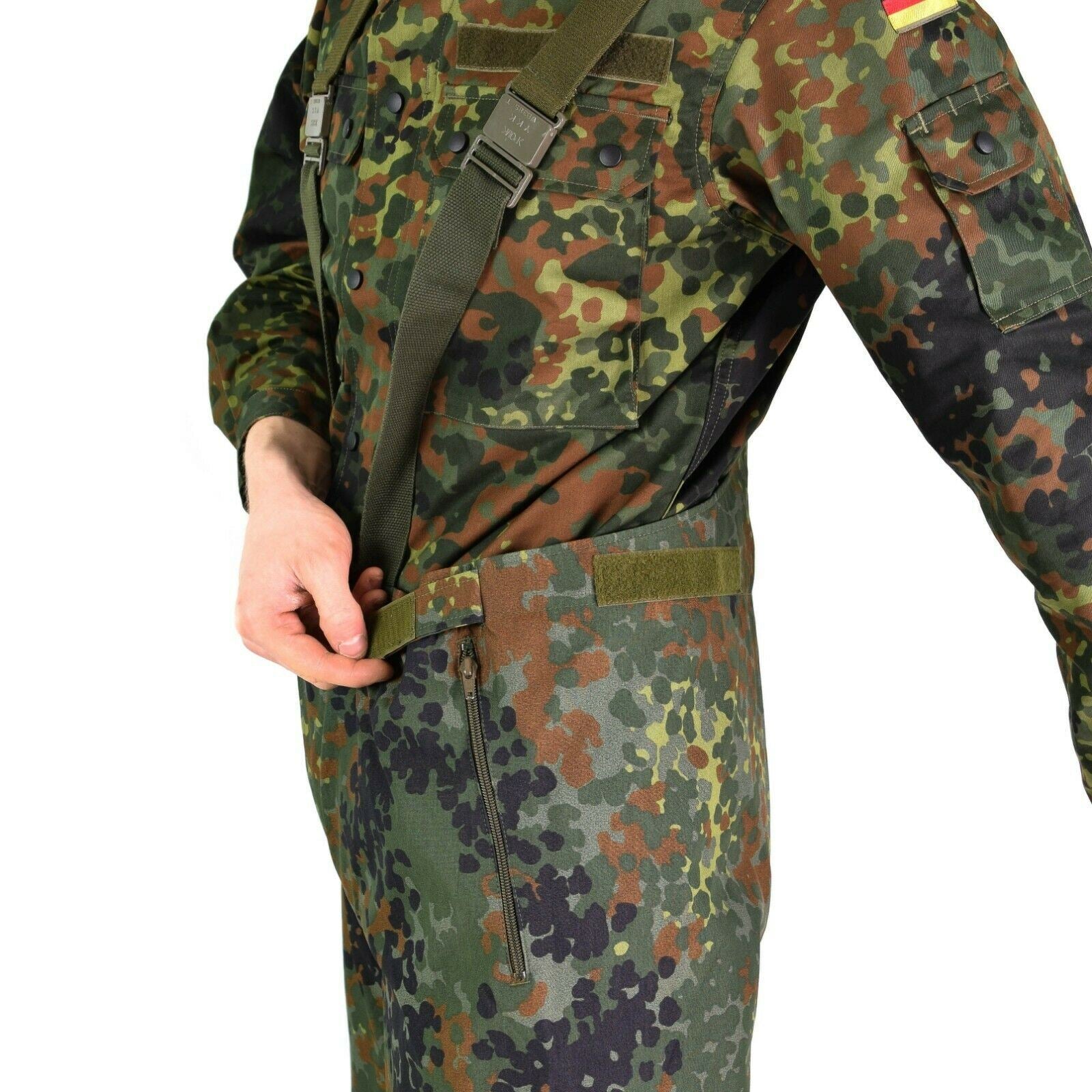 Vokiečių kariuomenės neperšlampamos kelnės su petnešomis Flecktarn marginimo iš Gore-Tex medžiagos.
