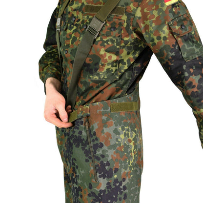 Vokiečių kariuomenės neperšlampamos kelnės su petnešomis Flecktarn marginimo iš Gore-Tex medžiagos.