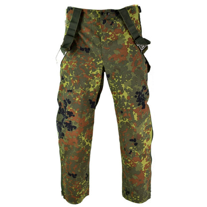 Vokiečių kariuomenės neperšlampamos kelnės su petnešomis Flecktarn marginimo, pagamintos iš Gore-Tex medžiagos.