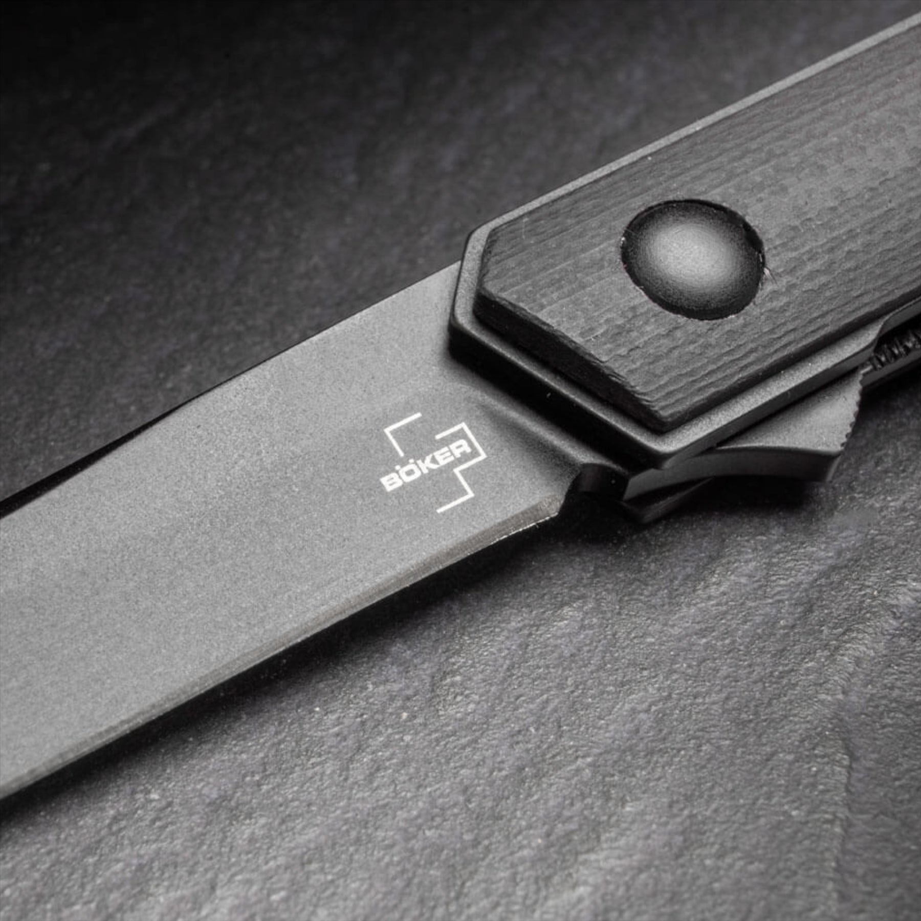 Boker Plus Kwaiken Air Mini sulankstomas peilis su juodu D2 plieno ašmeniu ir G10 rankena.