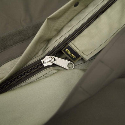 Austrijos kariuomenės neperšlampamas miegmaišio užvalkalas Gore-Tex alyvuogių, su kokybišku užtrauktuku ir Gore-Tex audiniu.