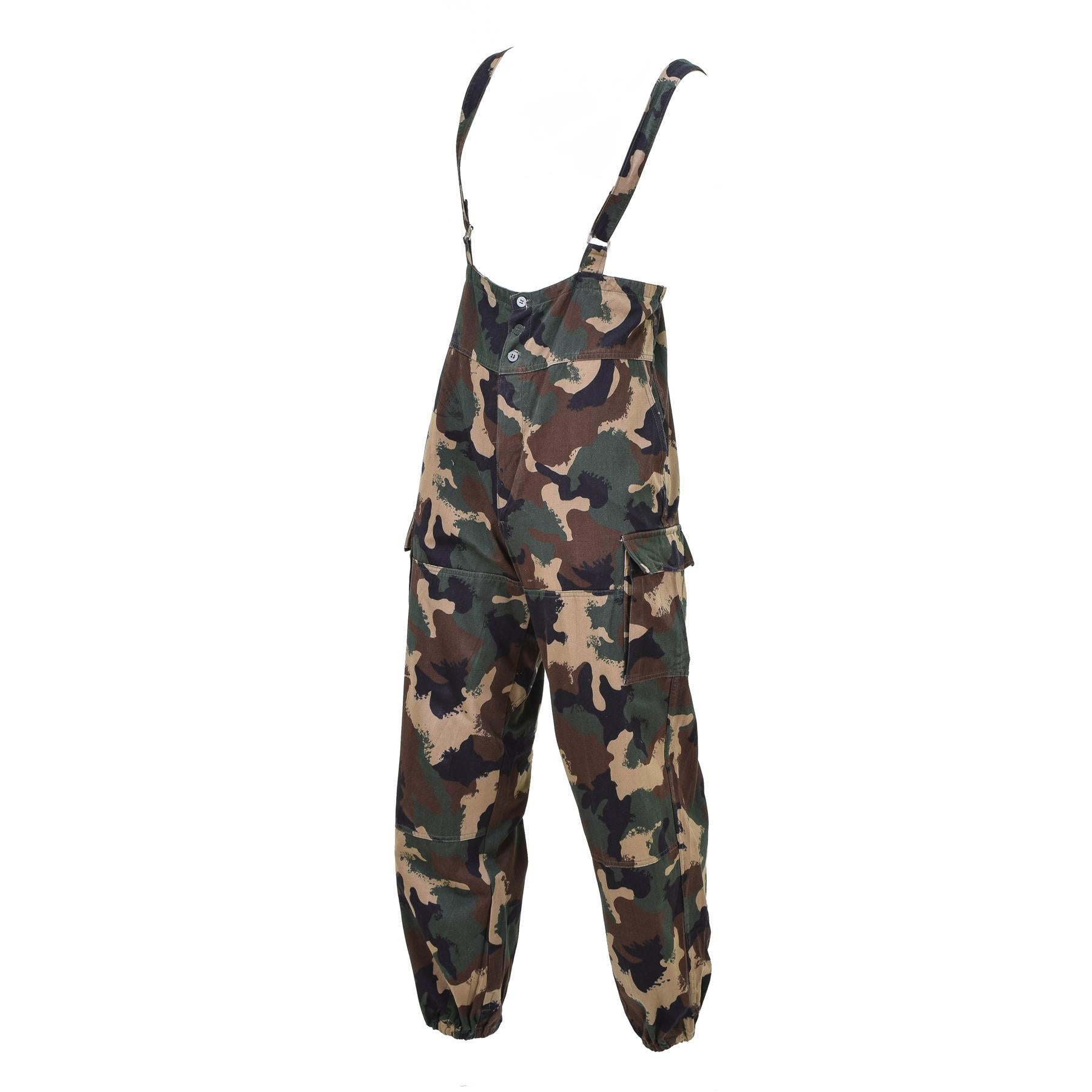 Vengrijos karinės kovinės kelnės M1990 BDU su petnešomis camo raštu ir reguliuojamomis petnešomis.