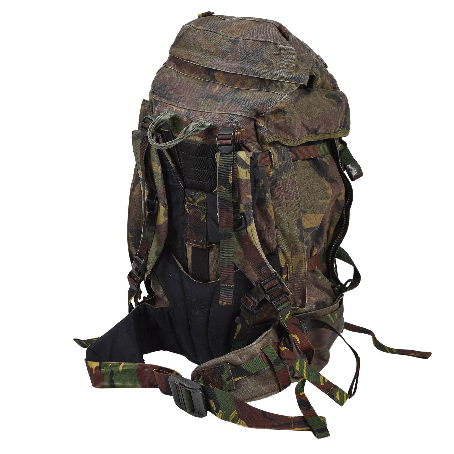 Olandijos kariuomenės taktinė kuprinė 60L su MOLLE tvirtinimais Woodland kamufliažas ir patvarumu.
