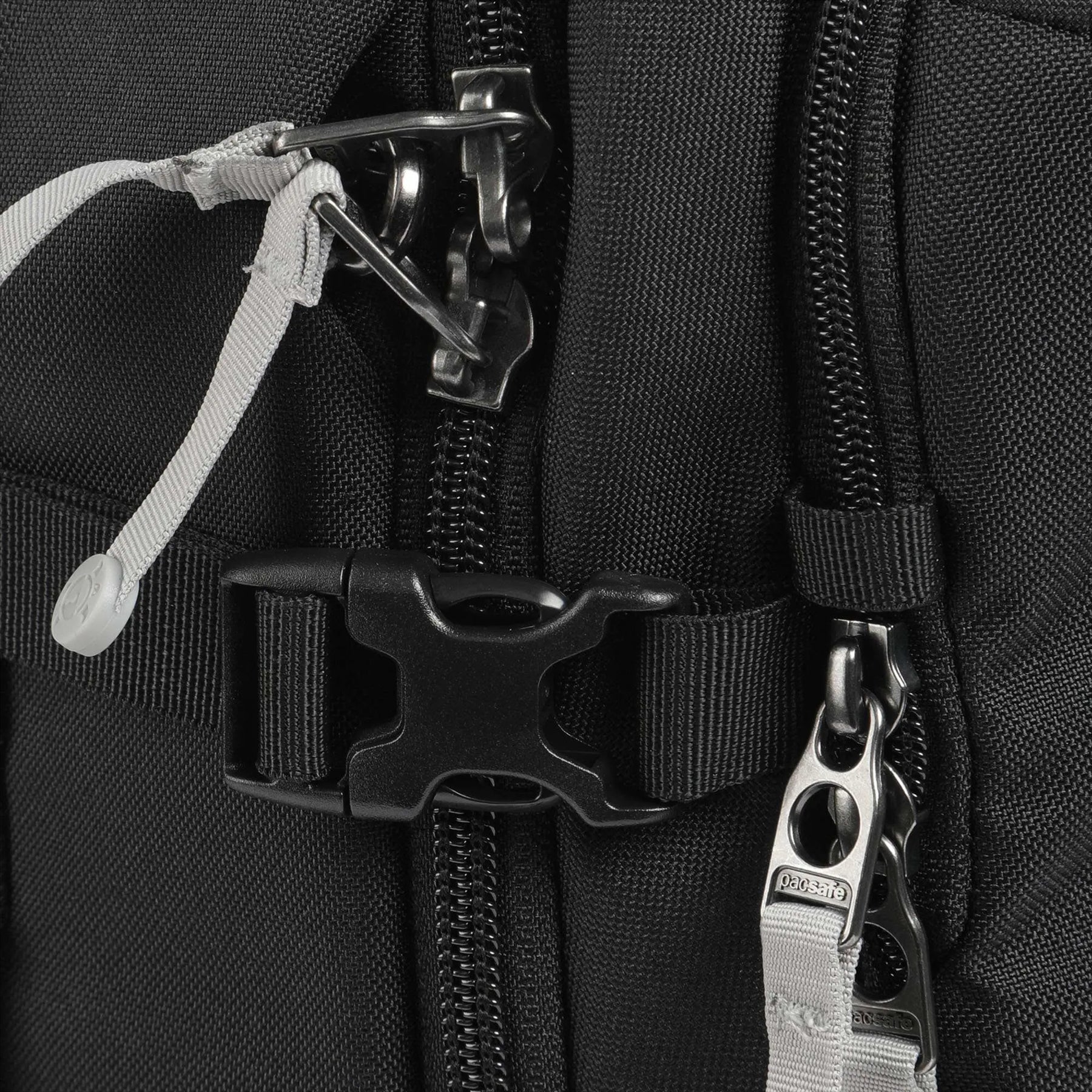 Pacsafe Go 34L kelioninė kuprinė su apsauga nuo vagysčių – užrakinami užtrauktukai ir tvirti diržai.