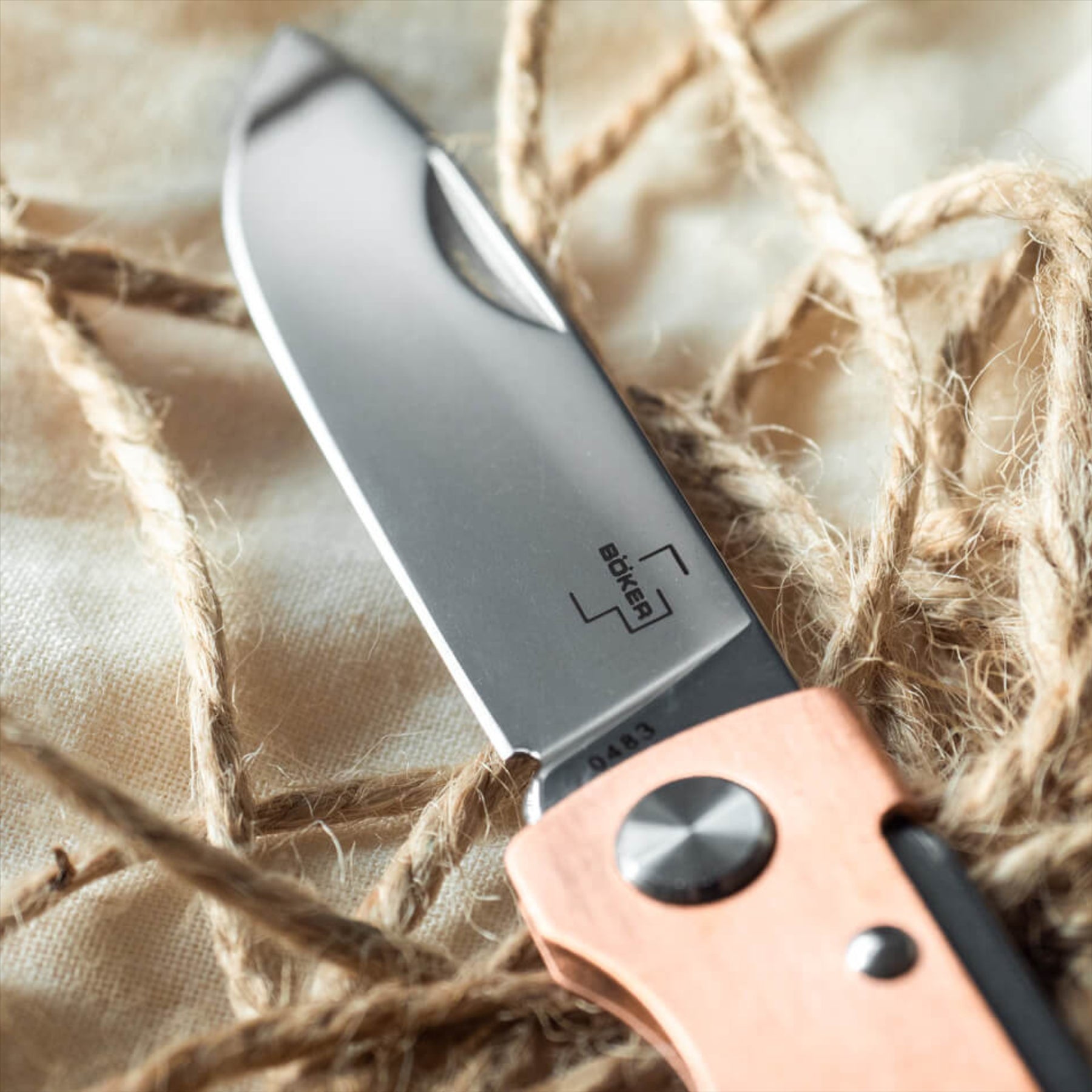 Boker Plus Atlas sulankstomas kišeninis peilis iš 12C27 plieno su varine rankena ir slipjoint mechanizmu.