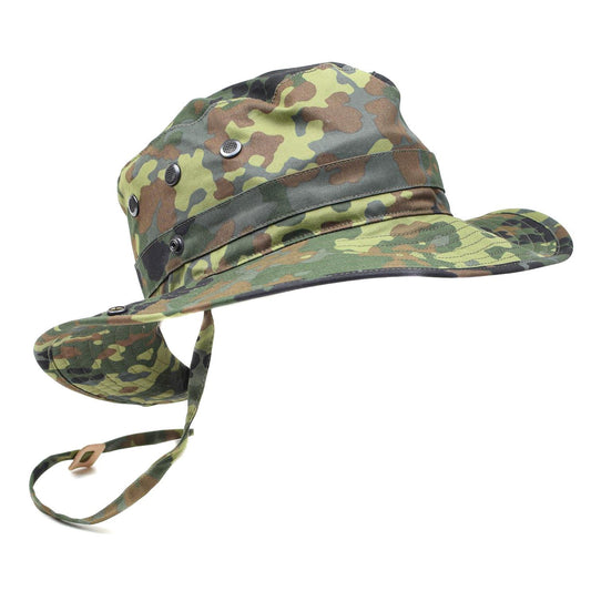 Vokietijos kariuomenės boonie vasarinė skrybelė Flecktarn marginimas su plačiu kraštu ir smakro dirželiu.