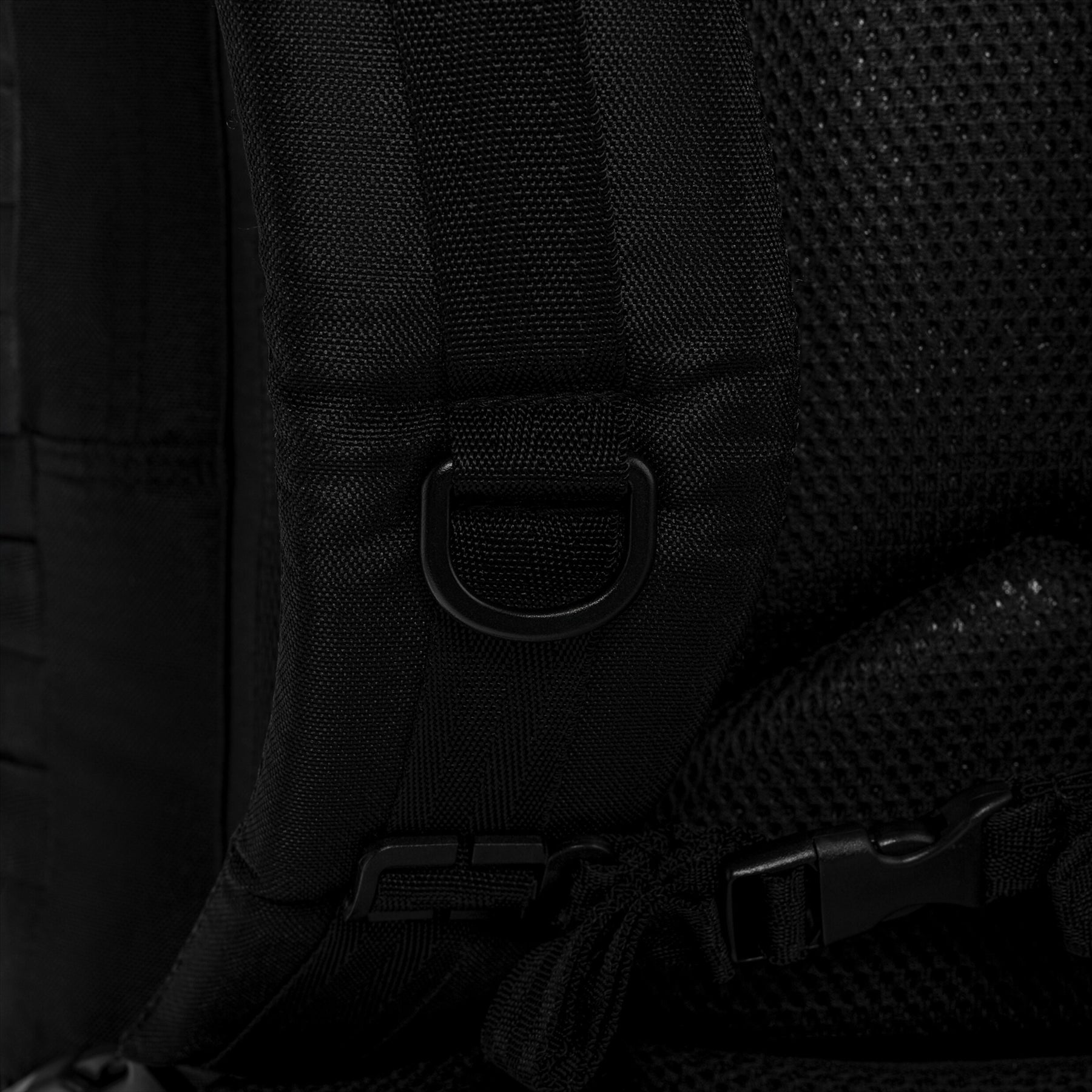 MIL-TEC GEN. II taktinė kuprinė 65L su reguliuojamais ir paminkštintais diržais, juodos spalvos detalė.