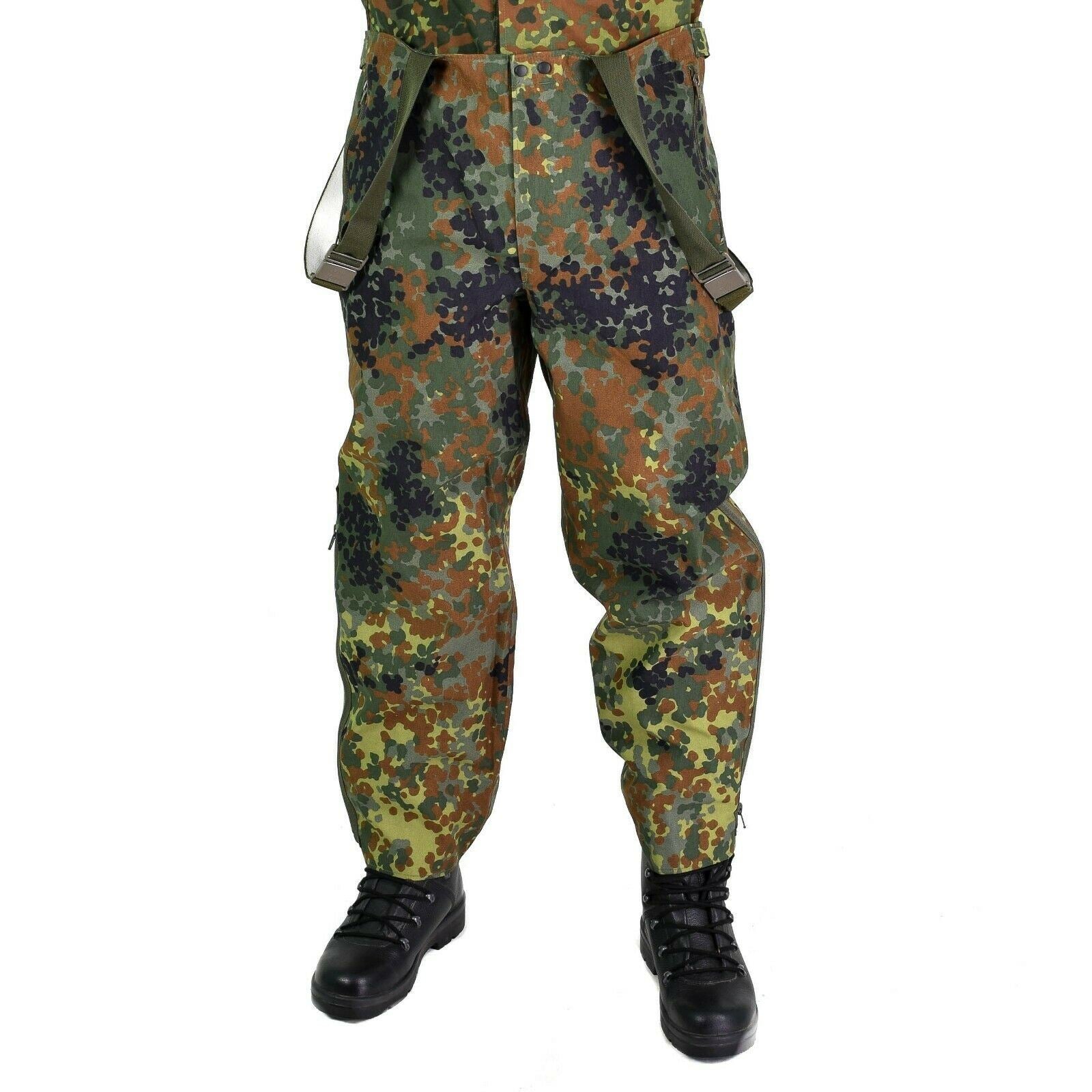 Vokiečių kariuomenės neperšlampamos kelnės su petnešomis Flecktarn marginimo iš Gore-Tex medžiagos.