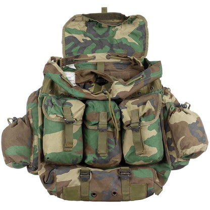 Turkijos kariuomenės 40L kuprinė Cordura medžiagos Woodland marginimo su daugybe kišenių ir reguliuojamomis petnešomis.
